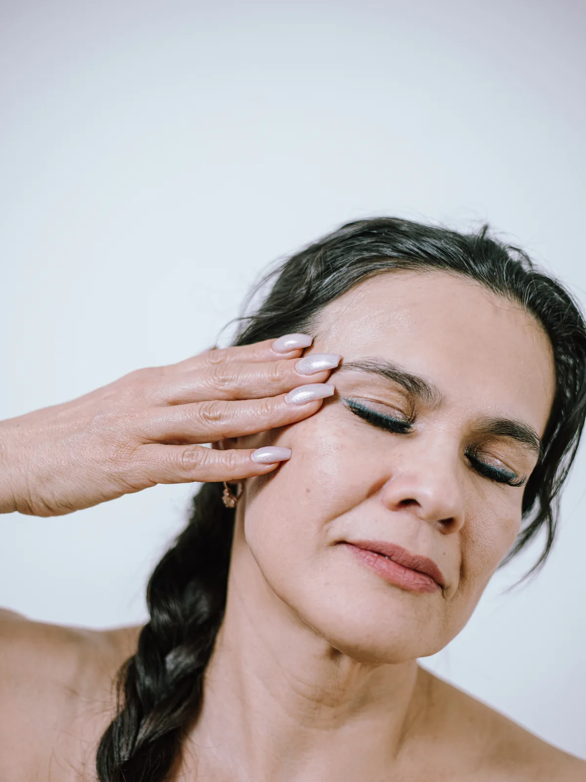 Mujer recibiendo cuidado facial personalizado en Acné Faciales Irapuato