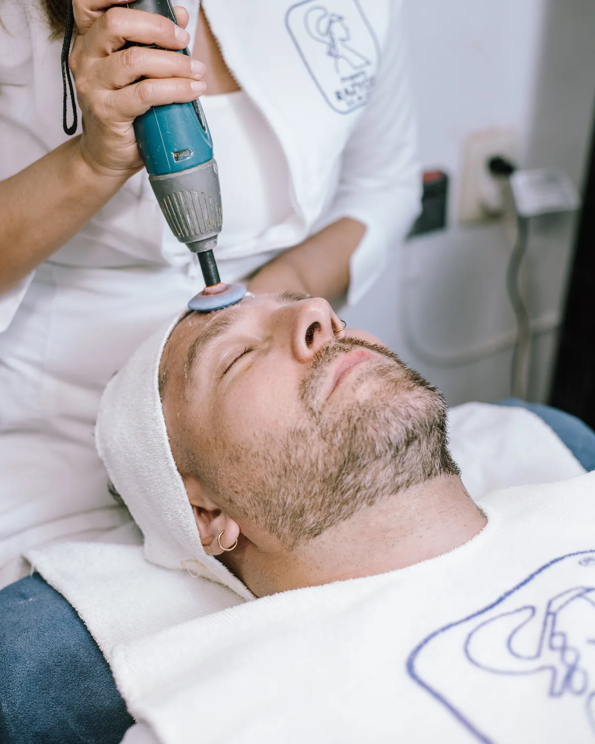 Paciente recibiendo tratamiento facial en Acné Faciales Irapuato
