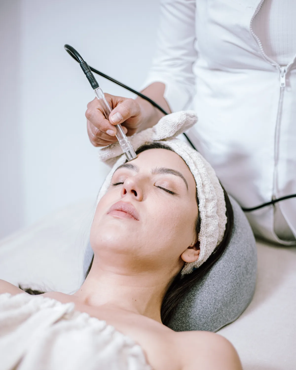 Procedimiento facial en cabina de tratamiento de Acné Faciales Irapuato