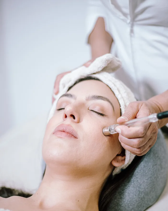 Atención personalizada durante un procedimiento facial